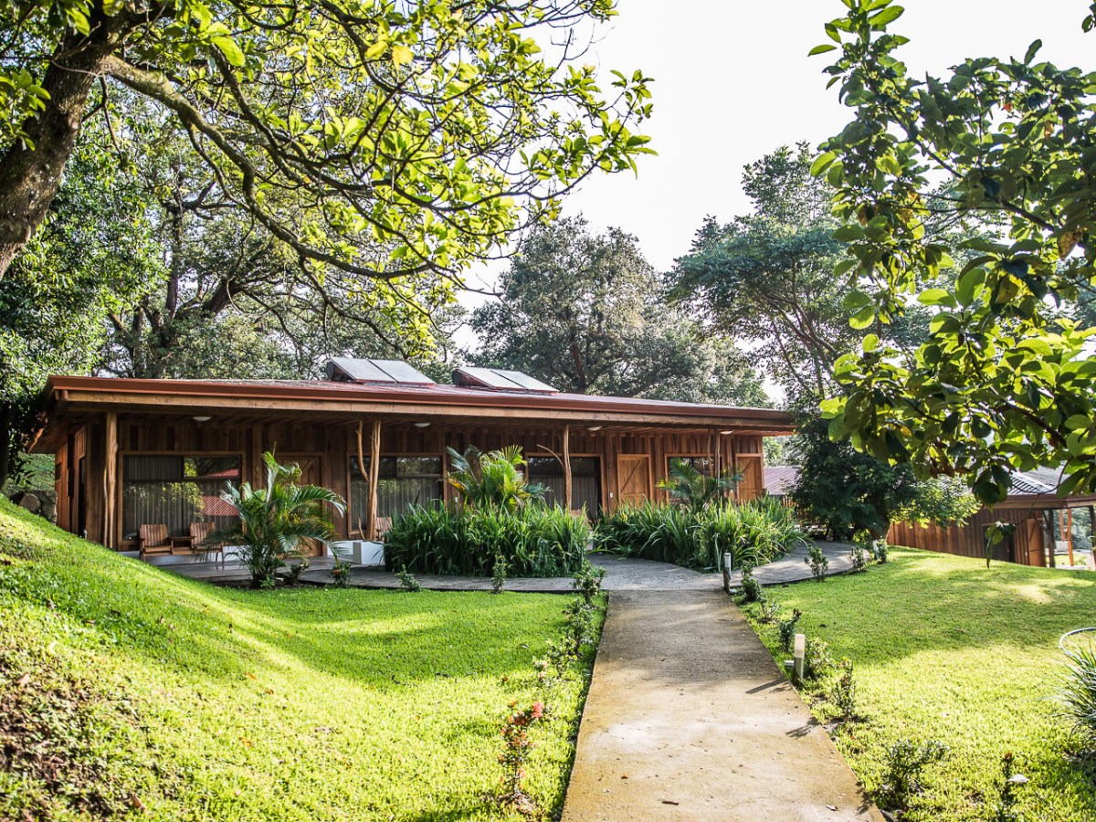 exterior of hotel hacienda guachipelin